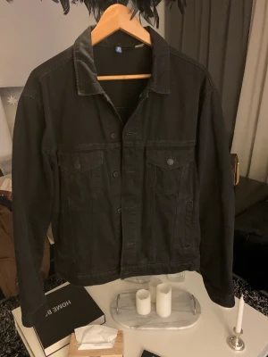 Post malone Jeans jacka - Jeans jacka Post malone X H&M. Fint skick.