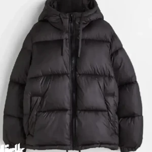 Jacka - Säljer då min fina jacka från hm som jag köpte förra vintern som inte kmr till någon användning. Köparen står för frakt💓