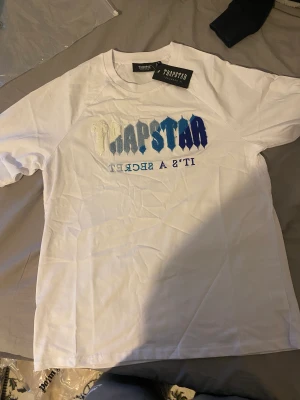 Trapstar t shirt  - Köpte den men den var bara lite för stor, den är jätte fin och har jätte bra kvalite den har även bra material, helt helt ny helt oanvänd.