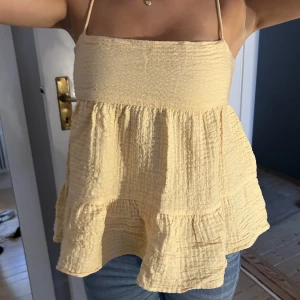 Gul blus - Superfin gul blus med supersöt knytning i ryggen! Perfekt till sommaren🤩 Har inga defekter!