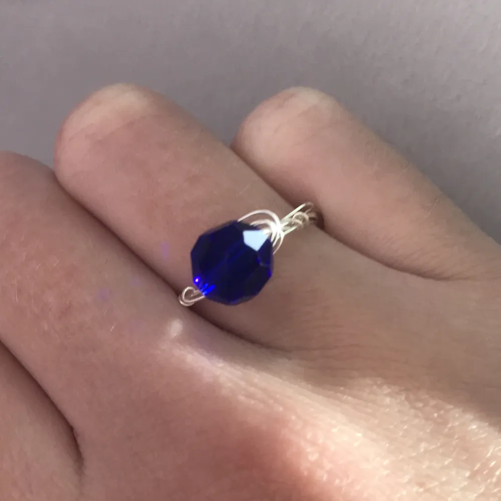 Blå ring av blå facetterad glaspärla och silveromfattning. Nytt oanvänt och handgjort🌺 kontakta gärna vid frågor☺️. Accessoarer.