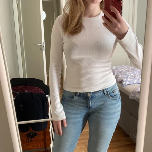 Vit tröja - En vit long sleeve tröja som knappt inte blivit använd. Den är inte ser trough. Skriv för mer info❤️
