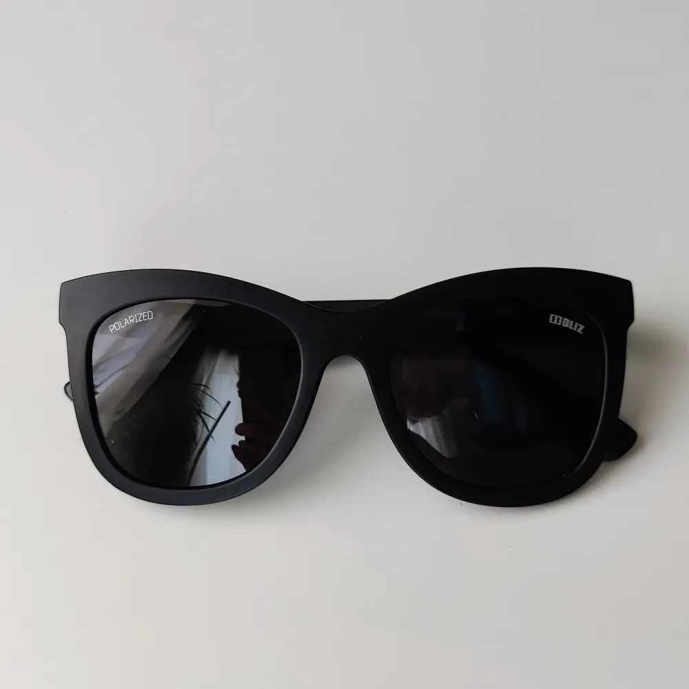 Svarta solglasögon köpta för 400kr på Åhlens. Stora och skyddar bra, knappt använda. Klicka på köp nu . Accessoarer.