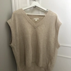 Stickad tröja - Stickad tröja med korta ärmar, passar perfekt skjorta eller långärmad vit tröja under!🥰 (stretchig)