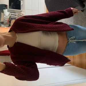 Röd Teddy jacka  - As cool vinröd teddyjacka från Åhléns. Passar så bra till hösten, älskar denna🔥🔥