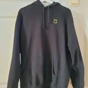 En hoodie från Louis Tomlinson💗 Super härlig och skön att ha på sig. Ordinaire pris 500kr. Köpare står för frakt😊