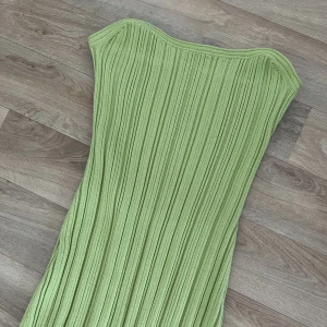 Tub klänning med slits längs sidan - Säljer min oanvända klänning jag köpte i usa, med slits längs sidan. Super snygg på! Lite tjockare material så den känns väldigt lyxig på.  Köpt för 799kr 