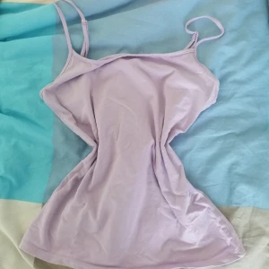 Lila topp💜 - Den är bra kvalitet och fint :) 