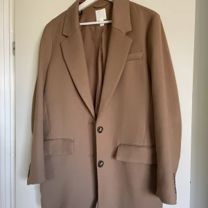 Kavaj - Kavaj från H&M i strl S. Passar perfekt till hösten. Använd endast ett fåtal gånger.