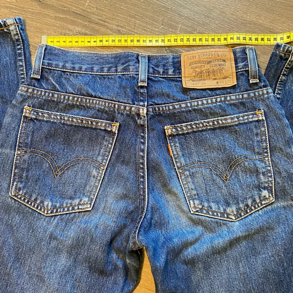 Supersnygga och sköna Levis jeans!💗 De är lågmidjade med lite bootcut och i superbra skick! Strl 28/32 men är små i storleken, höftmått tvärsöver: 34cm, innerbenslängd: 77 eller 78cm💗. Jeans & Byxor.