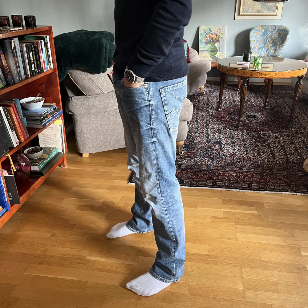 Ett par väldigt stilrena jeans från Replay. Jeansen är av modellen Waitom. Köpt på Care of Carl dock endast använd 1 gång pågrund av fel storlek. Storlek 31/32. Nypris 1800kr. Hör av dig vid frågor. (Modellen är 173 och 66 kg). Jeans & Byxor.