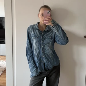 jeansskjorta - Snygg blå jeansskjorta från från Cubus, storlek S. Den är i mycket bra skick, bara lite skrynklig för har inte strukit den. Hör av dig om du undrar något☺️👋🏼🤍✨