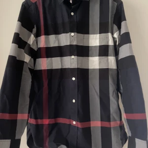 Burbury skjorta - Tjena! Säljer min Burbury skjorta för att den har blivit lite tajt. Köpt på Nk i Göteborg för typ ett halv år sedan. Skriv vid intresse. Kvalite 9-10