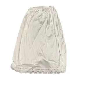snygg och elastisk underkjol perfekt att ha under andra kjolar när det är kallt<3 (genomskinlig)
