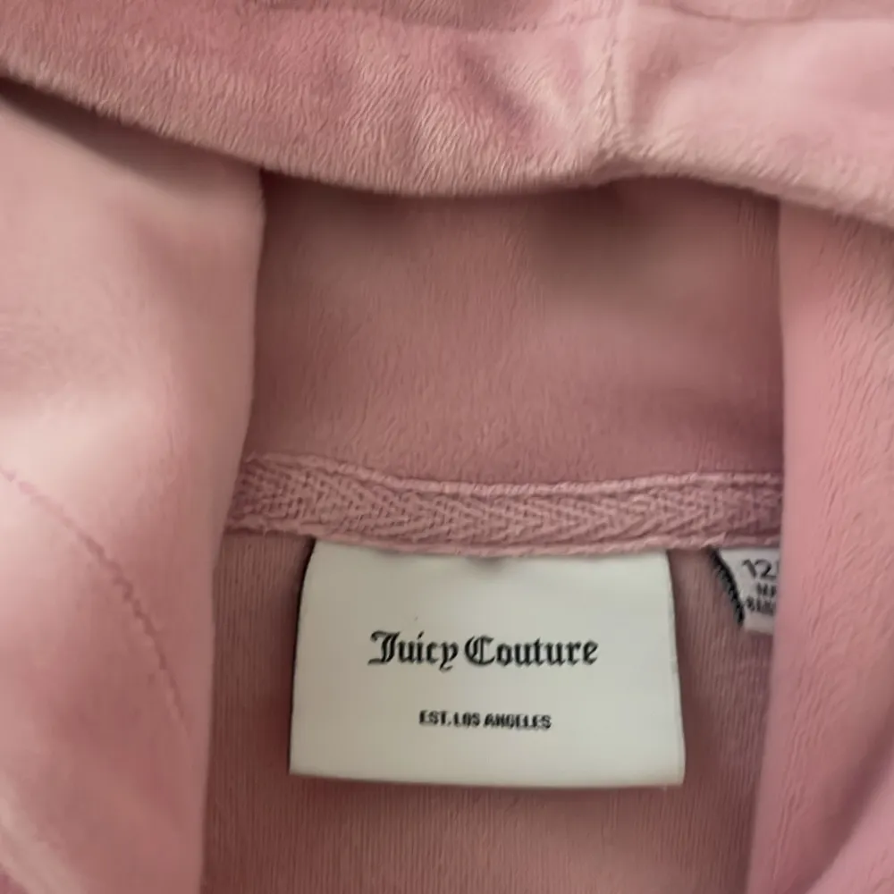 En rosa juicy hoodie med dragkedja. Köptes i vintras men har inte använt så mycket. Köptes för ca 900-1000. Hoodies.