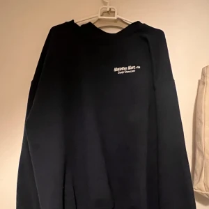 Marinblå sweatshirt  - Ordentligt använd