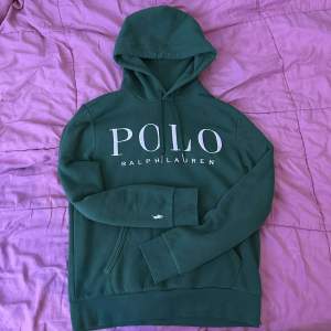 Säljer min brors supersnygga polo hoodie som ej säljs längre inyskick, använd ett fåtal gånger utan defekter!  Köpt på boozt för 2199 kr. Öppen för prisförslag:))