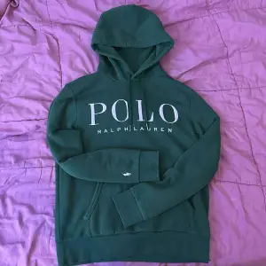 Säljer min brors supersnygga polo hoodie som ej säljs längre inyskick, använd ett fåtal gånger utan defekter!  Köpt på boozt för 2199 kr. Öppen för prisförslag:))