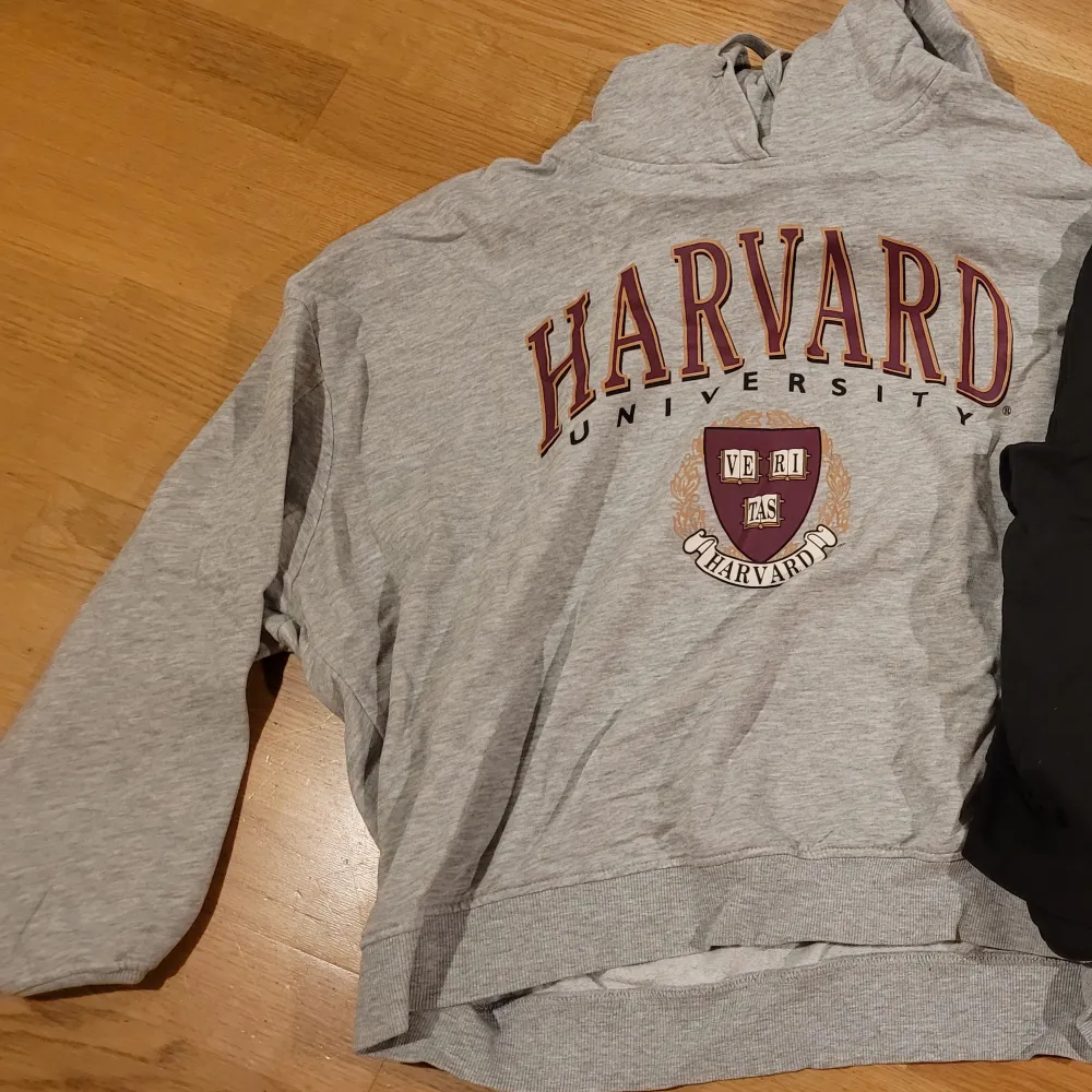 Sweastshirt, collegtröja,-grå hoodie med Harvard-tryck och luva, från ONLY, mer oversized.  Storlek S. Hoodies.