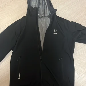 Haglöfs Jacka - Riktigt fint skick! Välvårdad jacka som används en höst. Goretex vilket gör att den är vattentät