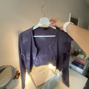 Lila kofta  - Lila kofta från Zara. Storlek S.