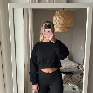 Cropped sweatshirt Weekday - Cropped sweatshirt från Weekday. Fint skick. 