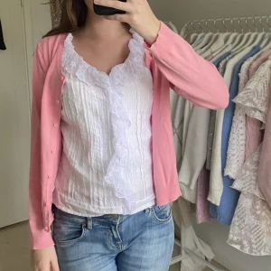 Rosa kofta hm - Rosa kofta från hm, köpt secondhand, storlek L men jag brukar ha S i tröjor🩷