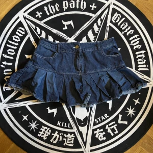 Minikjol med inbyggda shorts  - Minikjol med super praktiska inbyggda shorts och fickor. Low waisted, väldigt bekväm ✨