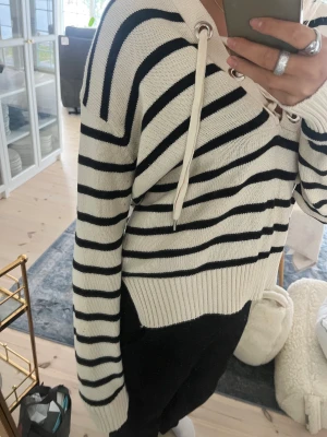 Randig stickad tröja - Säljer nu denna randiga stickade tröja då jag aldrig använt den. Hör av er för fler bilder!