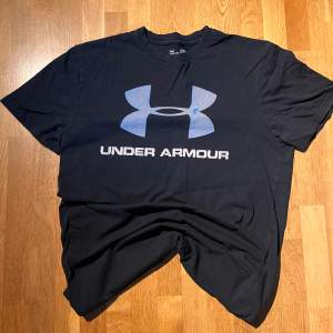 Mörkblå vintage t-shirt från under armour. Storlek: Small/medium