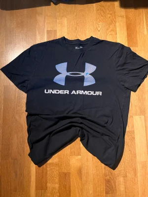 Vintage Under armour t-shirt - Mörkblå vintage t-shirt från under armour. Storlek: Small/medium