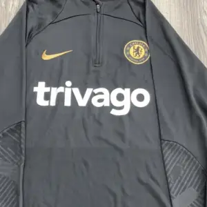 Säljer min chelsea tracksuit då den inte kommer till andvänding längre. Den är i perfekt skick inga fel eller så. Skriv för fler bilder eller om du vill fråga något Storlek M