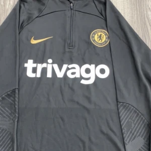 Chelsea tracksuit - Säljer min chelsea tracksuit då den inte kommer till andvänding längre. Den är i perfekt skick inga fel eller så. Skriv för fler bilder eller om du vill fråga något Storlek M