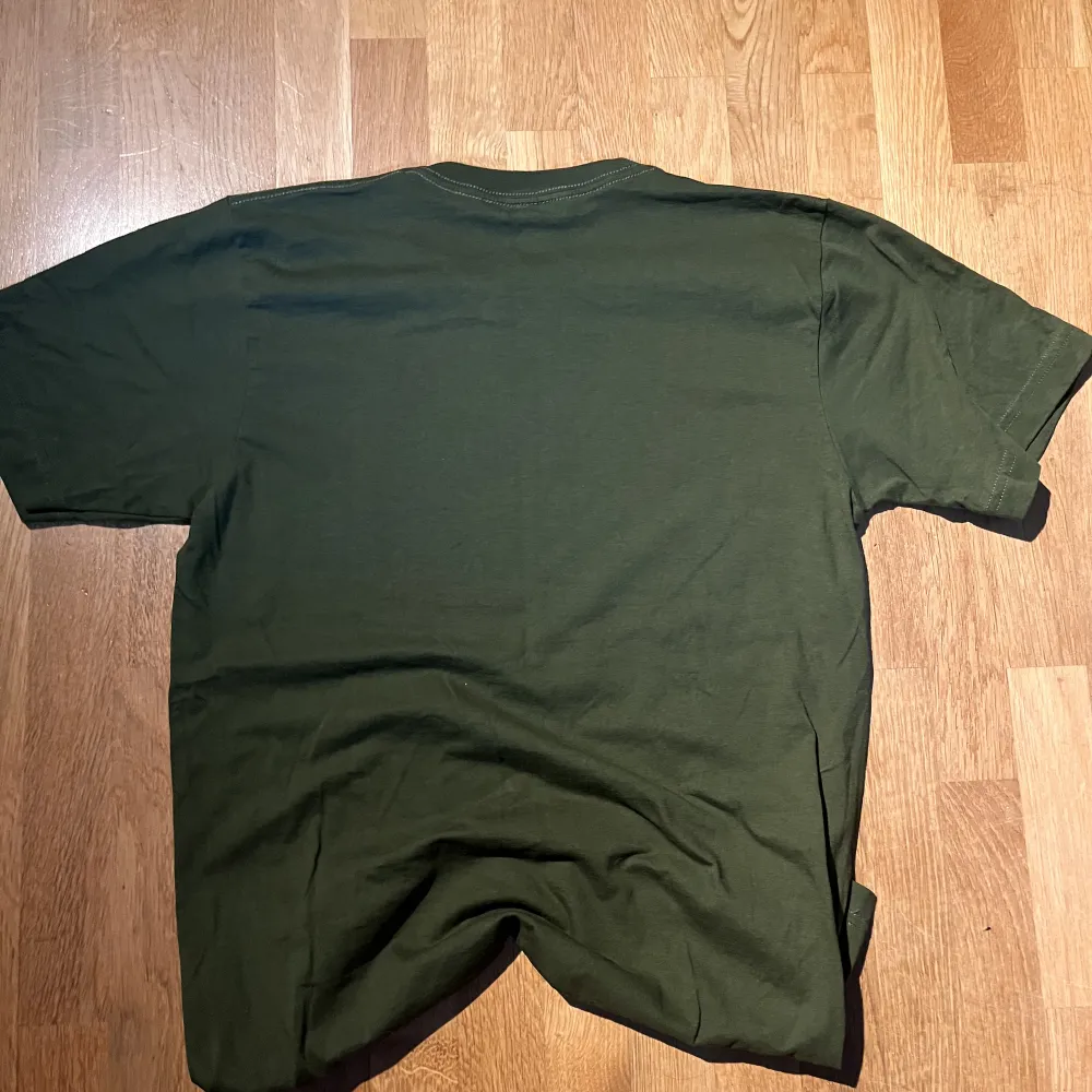 Grön American apparel t-shirt med tryck. Storlek:S. T-shirts.