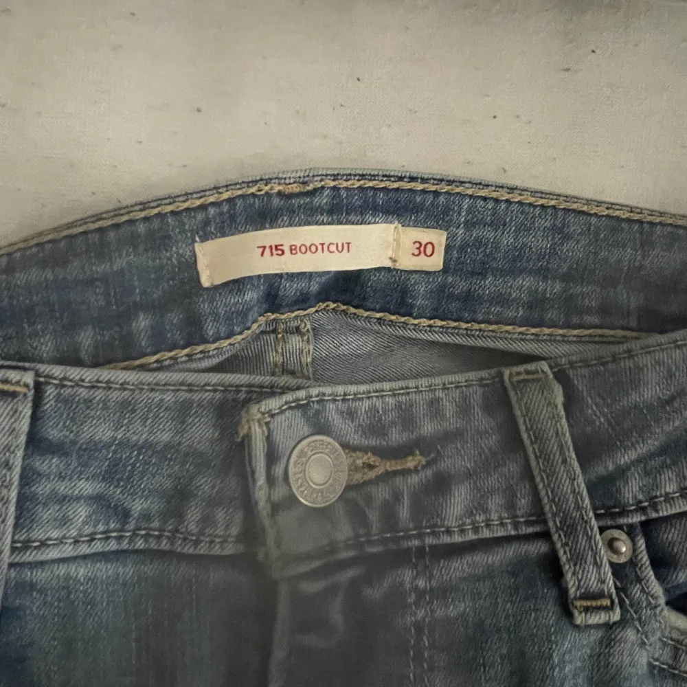 Säljer lågmidjade jeans från Levis i modellen 715 bootcut. Nästan aldrig använda och är i storleken W30. Jag är 166cm lång och dom är bara nån cm för långa på mig. Köpta för 1000kr och säljer dem för 400kr. Säljer för att dom inte kommer till användning🫶🏻 . Jeans & Byxor.