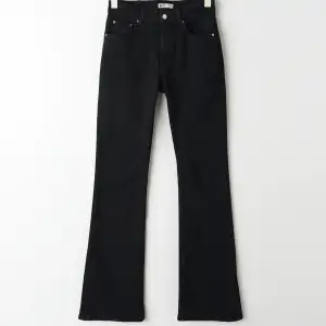 Nästintill oanvända jeans från Gina Tricot i storlek S. Stretchigt material så passar 36-38. Supersnygga på!