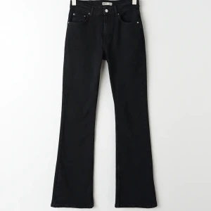 Flare jeans Gina Tricot - Nästintill oanvända jeans från Gina Tricot i storlek S. Stretchigt material så passar 36-38. Supersnygga på!