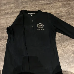 Långärmad tröja  - Långärmad tröja som varit i stallet