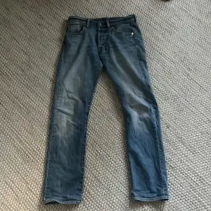 Snygga jeans säljes för att dom inte längre kommer till användning! Dom är köpta nya och har använts bra utan defekter. Har ni några frågor kan ni gärna höra av er! 🍾💥