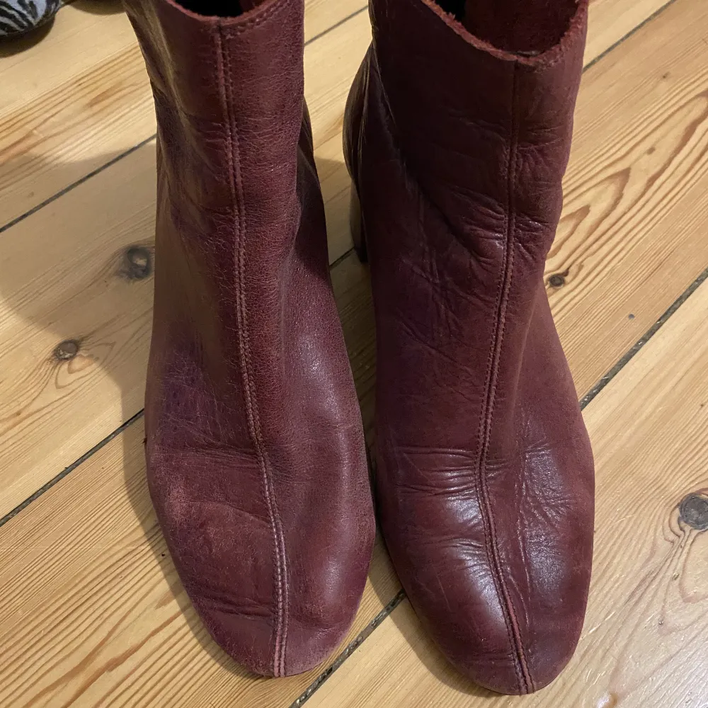 Röda boots i äkta mjukt läder från Mango. Strl 36.. Skor.