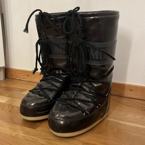 MOON BOOT - Äkta moonboot svarta vattentäta stövlar. Köpt och använd förra vintern i storlek 35/38 och är i ett bra skick. Jätte bra stövlar för vintern och har kunnat gå runt utan att oroa mig för att bli blöt och kall! Priset kan diskuteras 🫶
