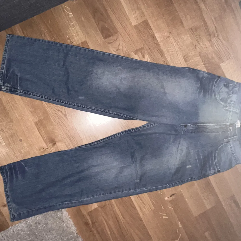Snygga baggy jeans med brodering på bakfickan💕. Jeans & Byxor.