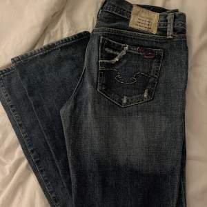 Säljer ett par jätte fina baggy straight leg jeans!! Jag är 161 och de sitter bra i längden tror alla upp till 170 cm skulle passa i dem, jag vet inte midje storleken men jag som har 26 passar dem med ett skärp/skosnöre💕