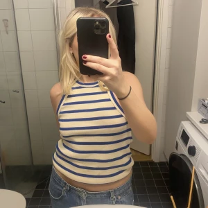 Randigt linne Massimo dutti  - Säljer detta fina linne från Massimo dutti då det inte kommer till användning. Bara använt ett par gånger! Storlek M! Jag har vanligtvis S/M i överdelar. 