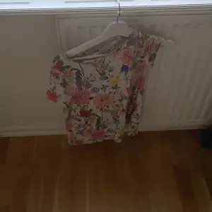 Blommig tröja