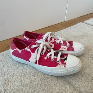 Converse skor: Marimekko collab - Maija Isola Unikko - Använt men bra skick! Hämtas i Malmö, kan eventuellt skickas enligt överenskommelse! Ligger ute på fler ställen! 