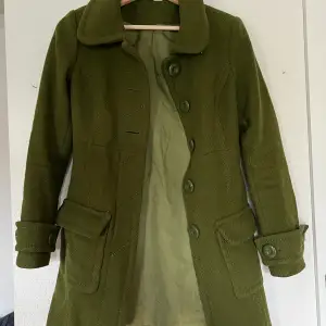 Grön kappa från H&M. Fint skick. Storlek 34. 