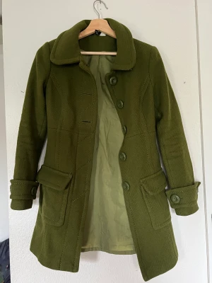 Grön kappa - Grön kappa från H&M. Fint skick. Storlek 34. 