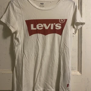 Levi’s t-shirt - Vit levis t-shirt. Bra skick. Strl S