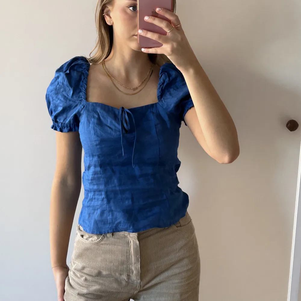 Söt blå linnetröja/blus/topp från H&M med puffärmar🥹💙 Det är storlek XS. Den är sparsamt använd och i bra skick, kan behövas strykas lite bara! Hör av dig om du undrar något☺️✨🤍. Puserot.